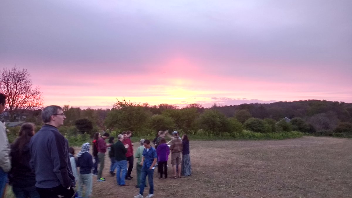 LondonLeg's tweet photo. Up to watch the rising sun on Easter Sunday morning after an all-night celebration. βοΈ #studentcross2017 #punintended #Alleluia https://t.co/oYWI5AYVMh