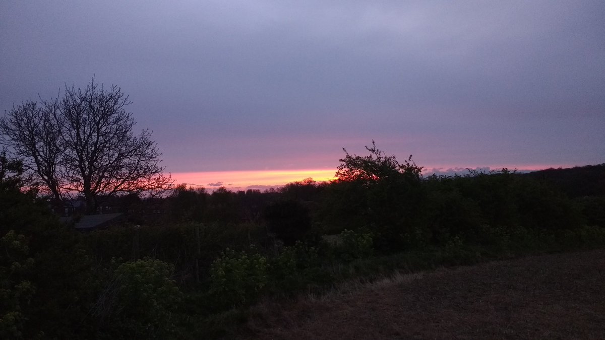 LondonLeg's tweet photo. Up to watch the rising sun on Easter Sunday morning after an all-night celebration. βοΈ #studentcross2017 #punintended #Alleluia https://t.co/oYWI5AYVMh