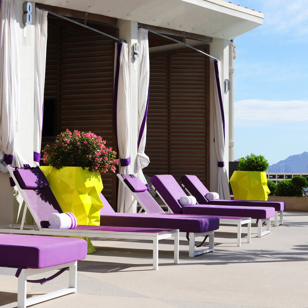 Cosmopolitan_LV's tweet image. Relax or play while soaking in #Vegas views in one of our cabanas. bit.ly/2oka1Zb