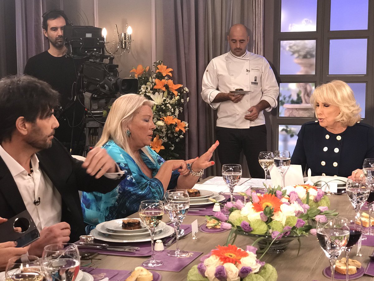 mirthalegrand's tweet photo. "Cuando el Presidente me necesita, yo salgo a apoyarlo. Le reclamo al resto de la política que no me deje tan sola". @elisacarrio #Mesaza https://t.co/fhNljCjAkf