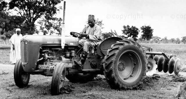 ArewaHistory's tweet photo. Abubakar Tafawa Balewa on his farm in Bauchi, 1962. https://t.co/2qTQLMmGrj