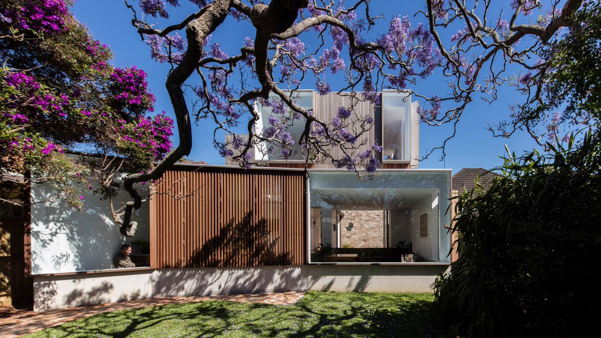 dezeen's tweet photo. Stacked windows face a 116-year-old tree in Panovscott's Sydney cottage extension: https://t.co/Hh8fn4oZTu https://t.co/majiKcONlD