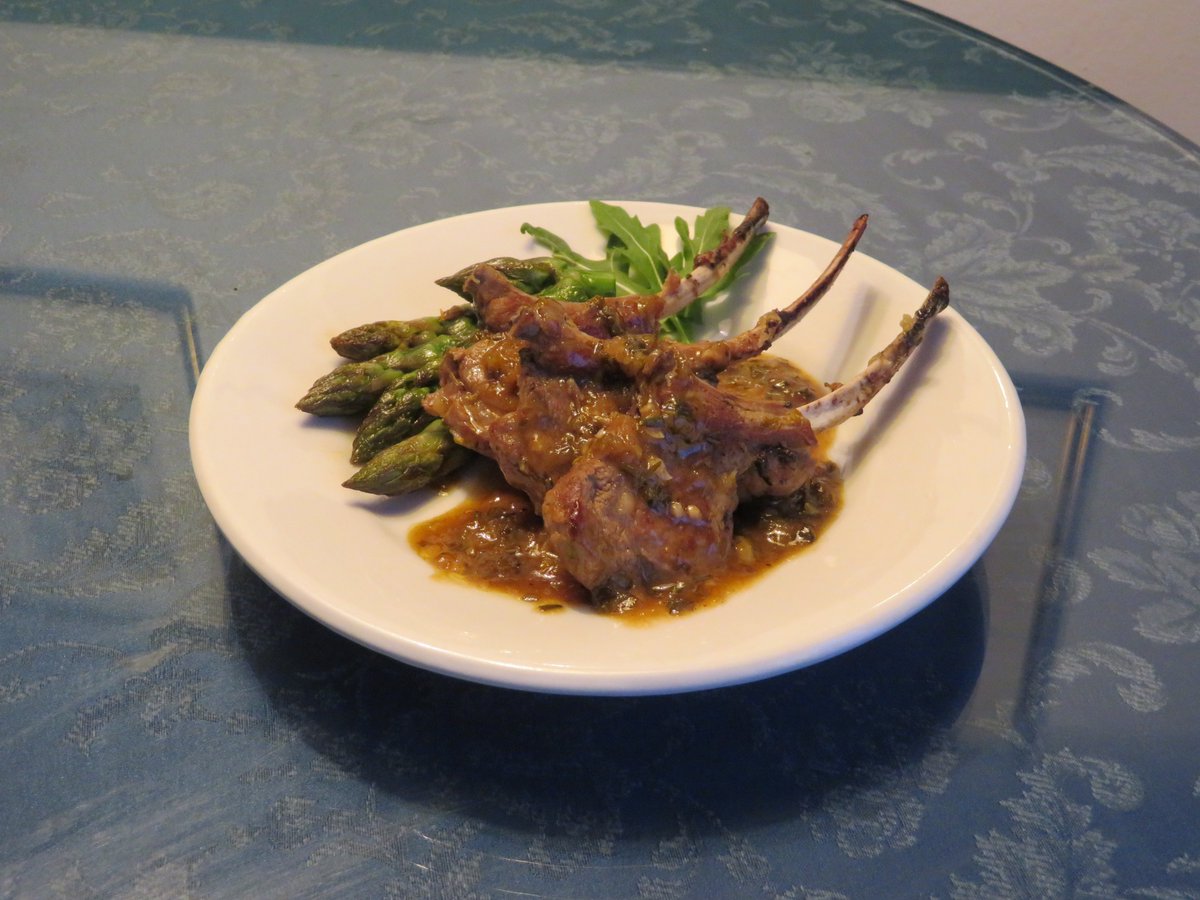村田勇気 Murata Yuki Twitterissa イタリアの復活祭では子羊 を主菜に食べる習慣もあるそうで せっかくなので郷に従い調理してみました この 子羊背肉のリンゴソースかけ は微妙な料理でちょいとムズかしいのデス