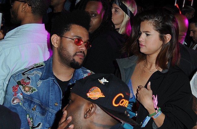 theweekane's tweet photo. "- viens on bz
- mais on est à coachella bb" https://t.co/WHBjt89XCi