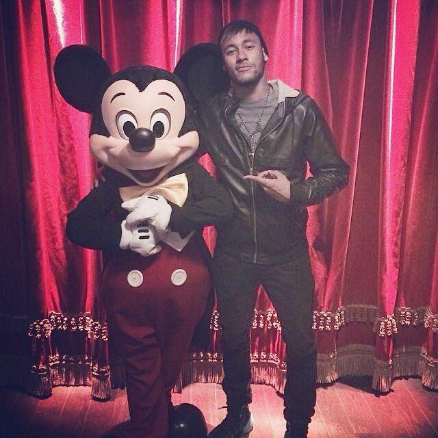 Sempre bem acompanhado o menino <a href="/neymarjr/">Neymar Jr</a>! Feliz Páscoa, craque!