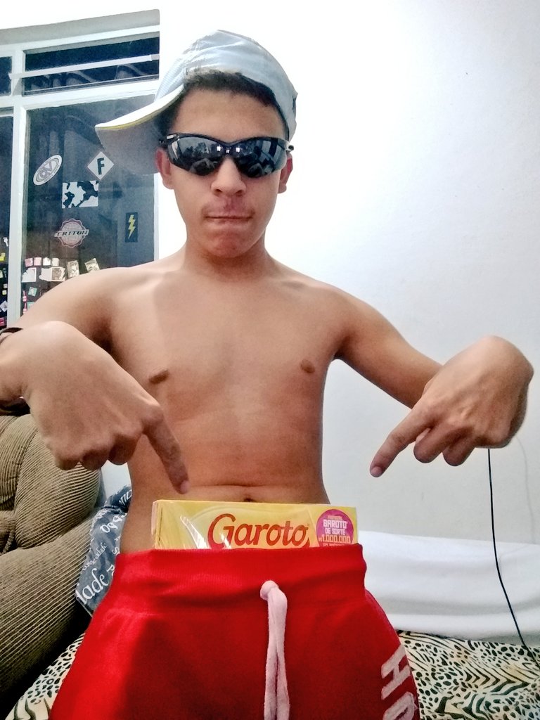 Quando a Cremosa pedir um bombom
Cremosa:Amor me dá um bombom?
Eu:Pega no meu Garoto