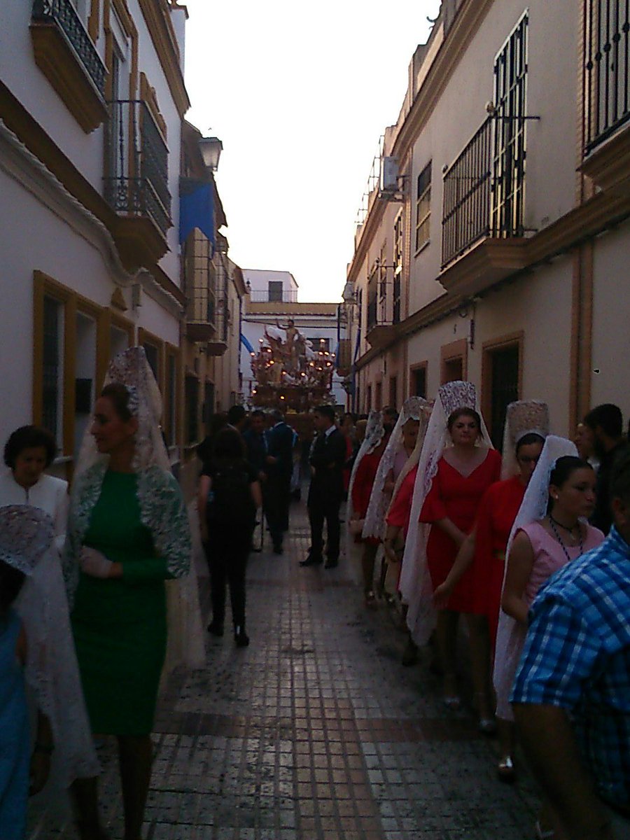 Entra en estos momentos el Señor en la Calle Aire, suena <a href="/BpresentacionAP/">Presentación al Pueblo de Dos Hermanas</a>