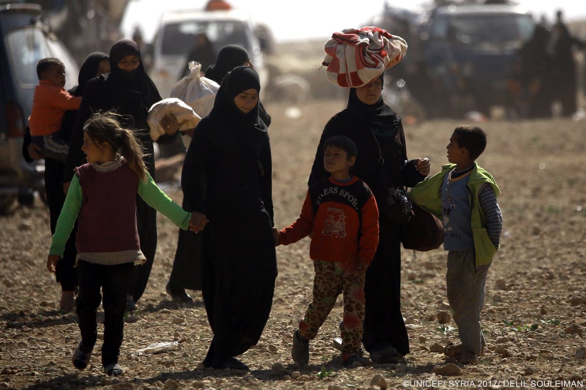 UNICEF's tweet photo. #Syria: Around 40k people, mostly women and children, have fled their homes in rural parts of #Aleppo since Feb. @UNICEFmena https://t.co/BBp87zkhOb