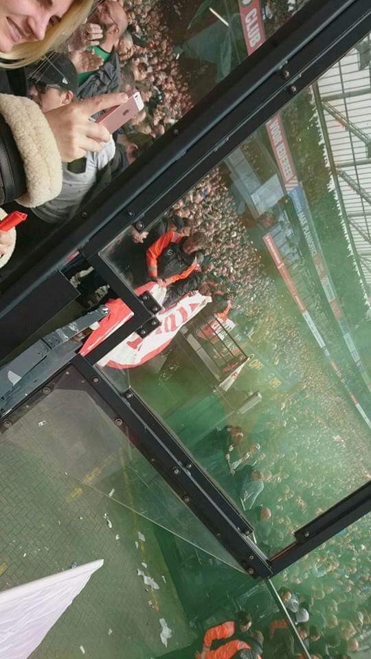 Zo gaat <a href="/Feyenoord/">Feyenoord Rotterdam</a> met de sfeermakers en <a href="/DeFeijenoorder/">De Feijenoorder</a> om. Een verenigingsdoek verwijderen. Bizar. Waarom <a href="/VraagFeyenoord/">Feyenoord Supporterservice</a>?