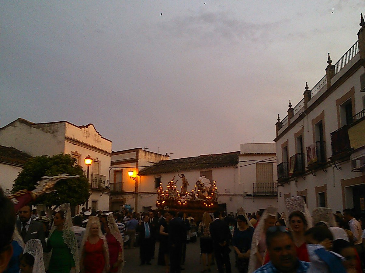 En la Plaza Rodríguez Monte el Señor de la Resurrección a sones de <a href="/BpresentacionAP/">Presentación al Pueblo de Dos Hermanas</a>