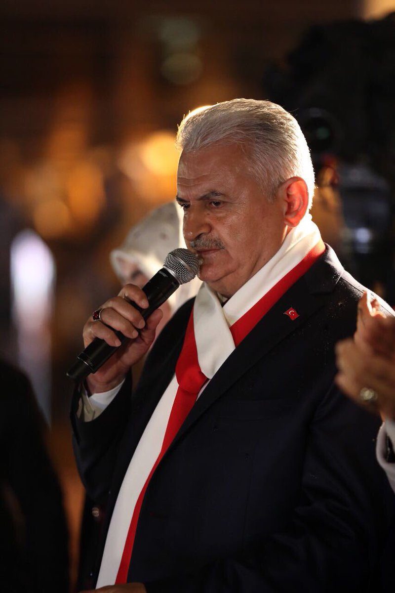 BY's tweet photo. Başbakan Yıldırım, anayasa değişikliği referandumunun ardından "Balkon Konuşması" yaptı. https://t.co/bjlxRveU73