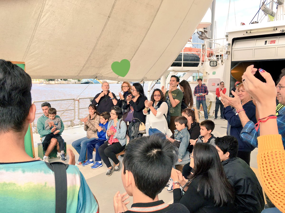 GreenpeaceArg's tweet photo. ¡Un honor! Dolores, socia desde hace 29 años, casi la misma edad que tiene Greenpeace Argentina. ♥️ ¡gracias por visitarnos! #RainbowBA https://t.co/oeNyp3I2RN