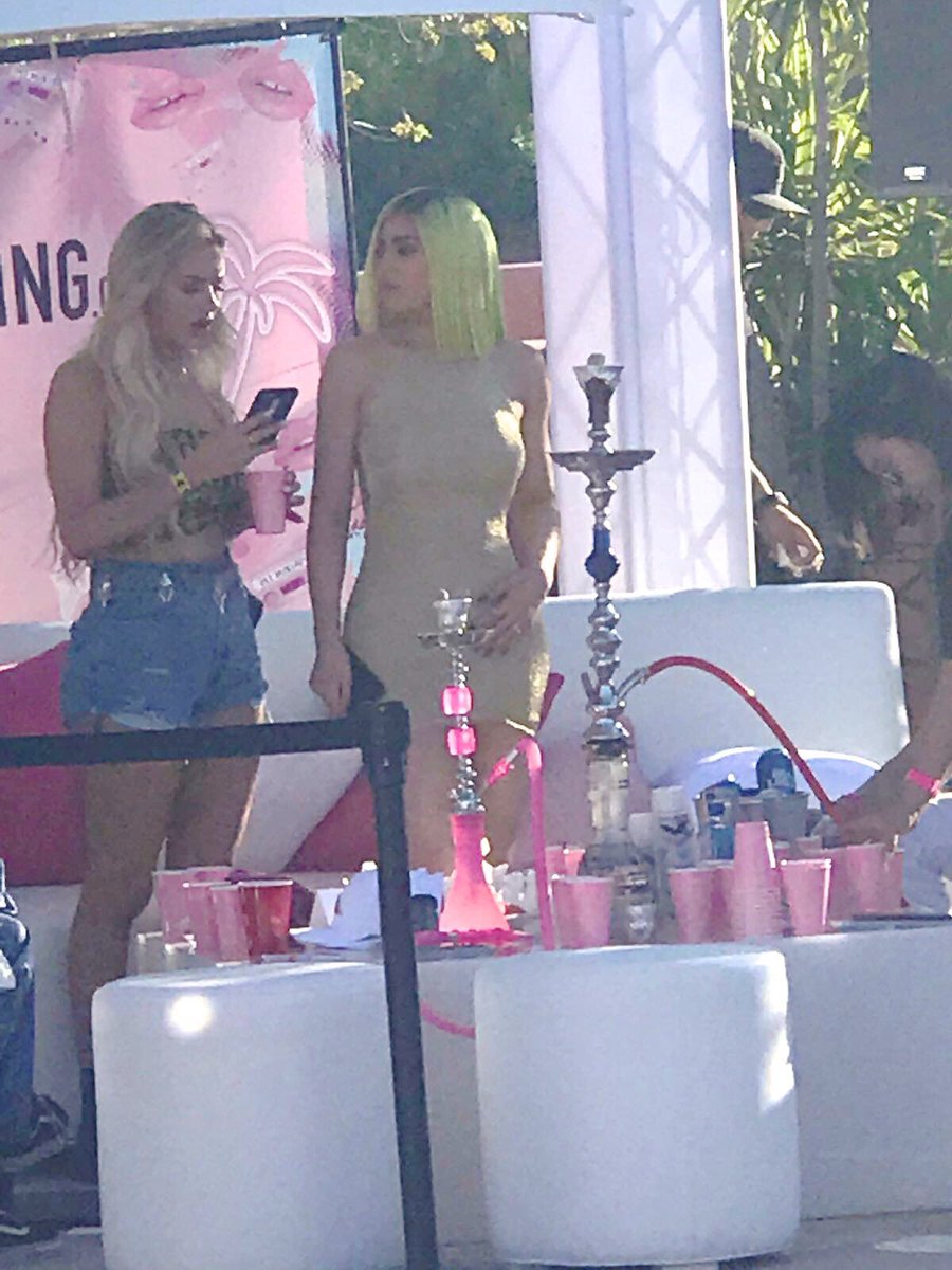 PortalKylieBRA's tweet photo. Kylie Jenner e Anastasia Karanikolaou na festa #PLTXPaper no Coachella em Palm Springs, Califórnia. (14.04). https://t.co/EQpVQSRliZ