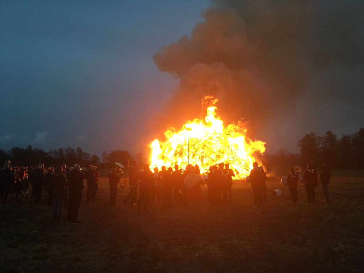 Dorpsraad Manderveen (@dorpsraadm) on Twitter photo Ontsteken van paasvuur door Burgemeester <a href="/whaverkamp/">Wilmien Haverkamp</a> #Manderveen #feestvanlicht #vuur Ontsteken van paasvuur door Burgemeester <a href="/whaverkamp/">Wilmien Haverkamp</a> #Manderveen #feestvanlicht #vuur