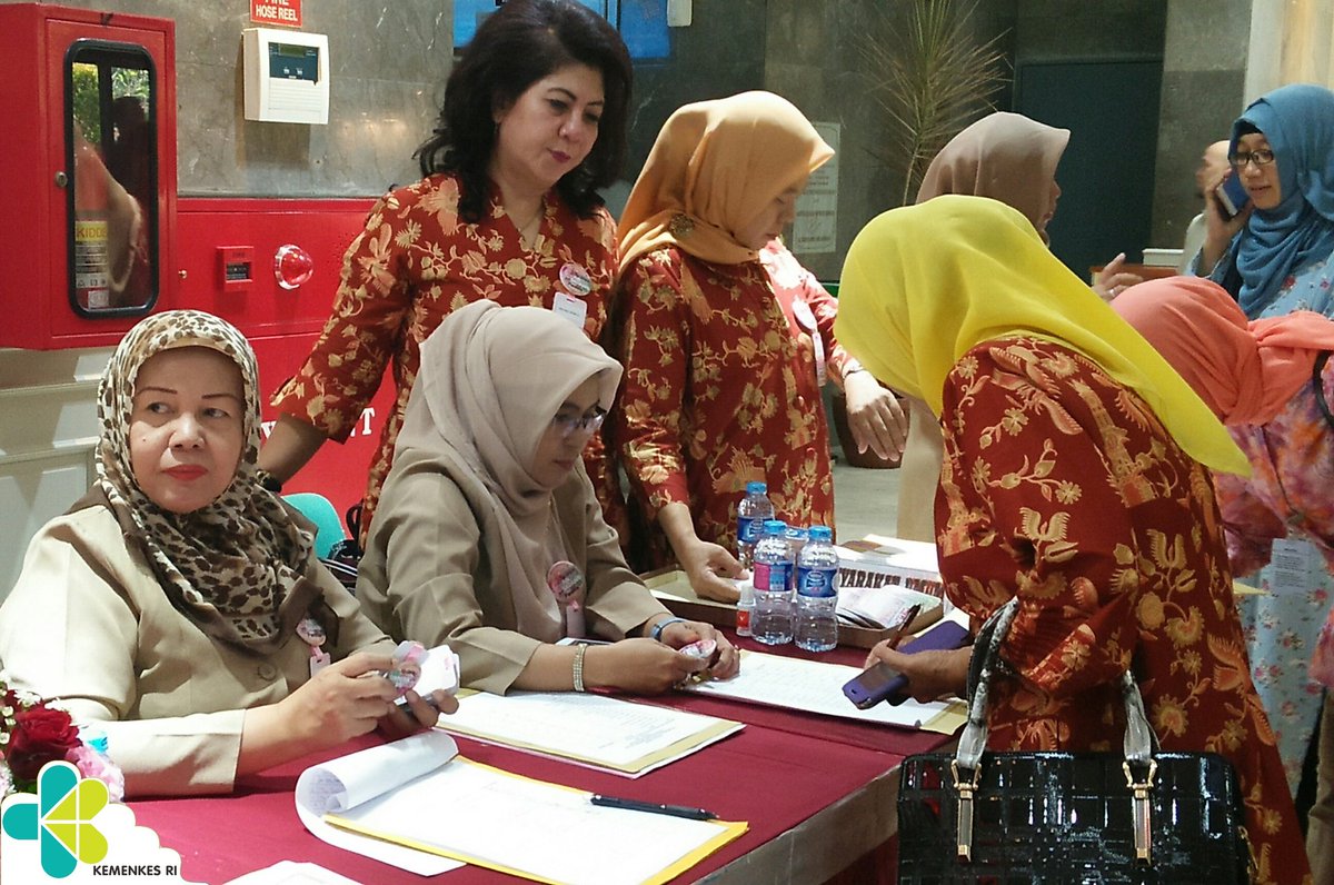 KemenkesRI's tweet photo. Pagi #Healthies!  Pagi ini ada Deteksi Dini Kanker Serviks dan Payudara dengan tes IVA &amp; Sadanis di Kantor @KemenkesRI , Senin (17/4) https://t.co/MZEKNC07jJ