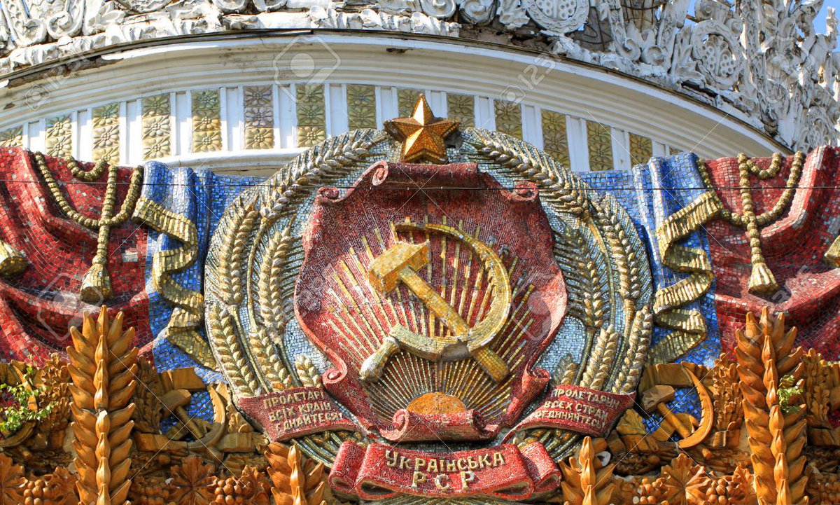 Герб СССР на здании