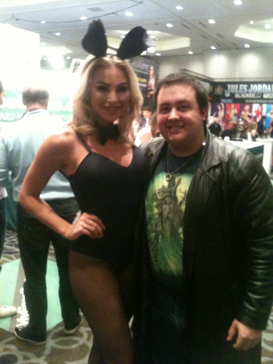 Gondorian_88's tweet photo. #HappyEaster #SundayFunday to this curvy bunny lol! @PlaymateKhloe when we first met in #Vegas2016 love you forever, so happy I met you 💙💛💜 https://t.co/5fcwdIQZv6