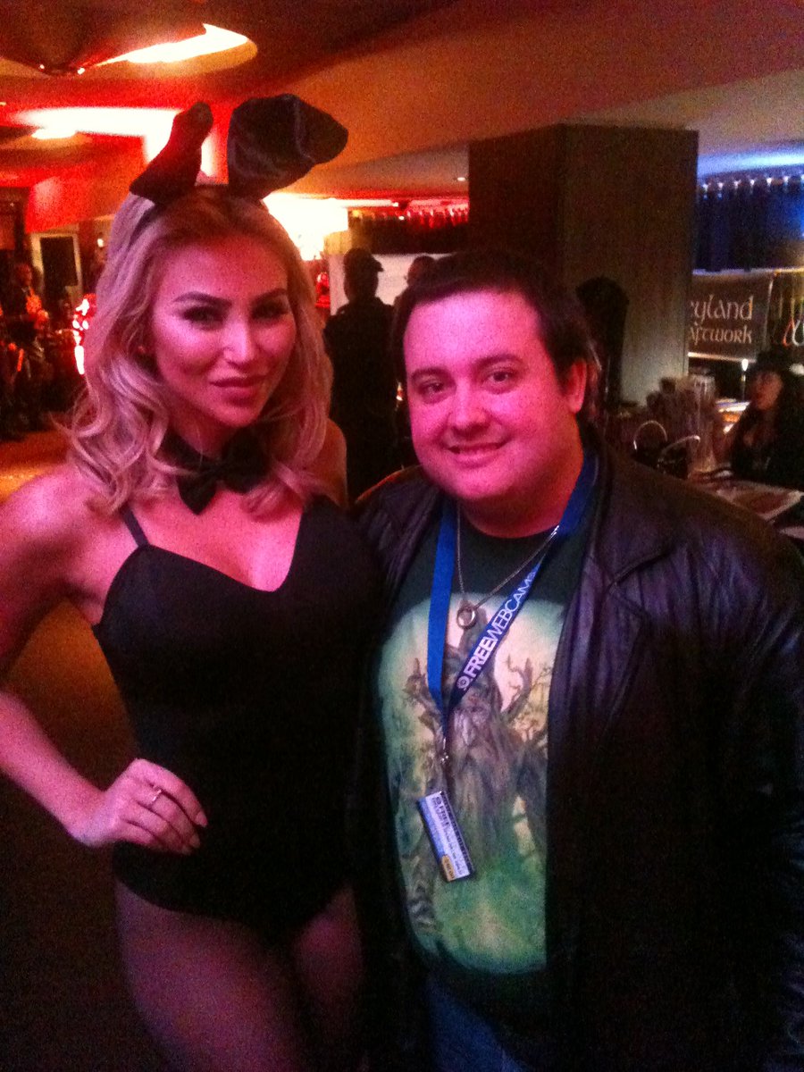 Gondorian_88's tweet photo. #HappyEaster #SundayFunday to this curvy bunny lol! @PlaymateKhloe when we first met in #Vegas2016 love you forever, so happy I met you 💙💛💜 https://t.co/5fcwdIQZv6
