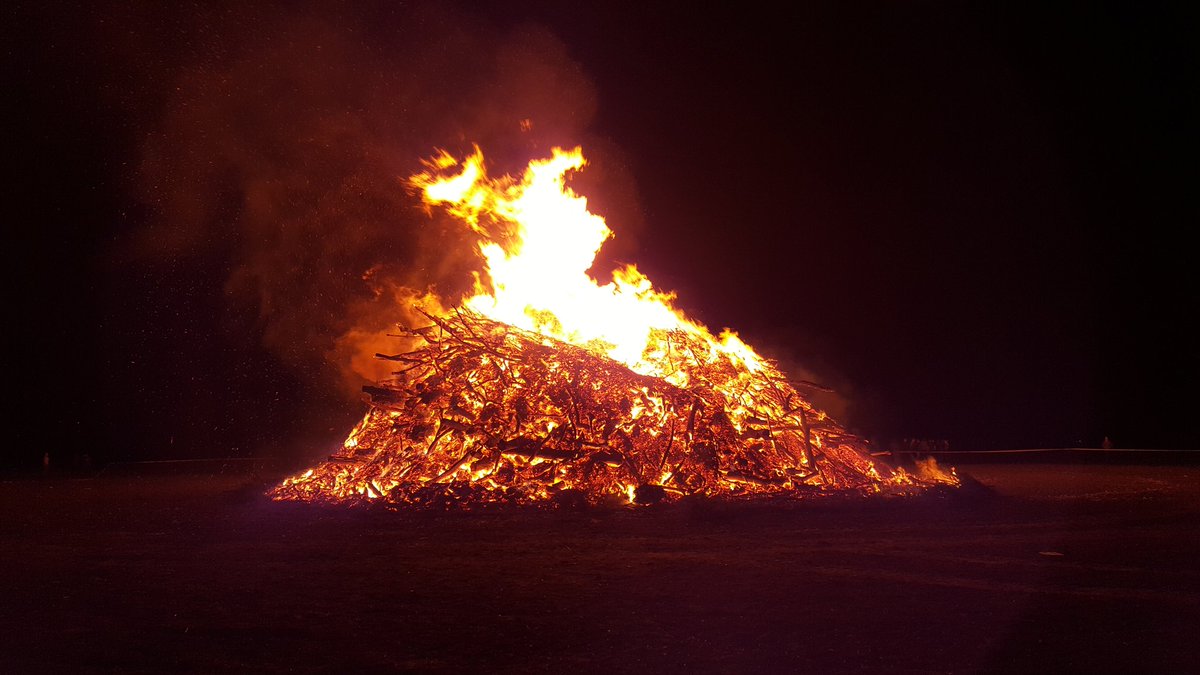 IsmaeldeBruijn's tweet photo. Vrolijk Pasen! #paasvuur #Holten #Beuseberg https://t.co/xFXR7jgFbx