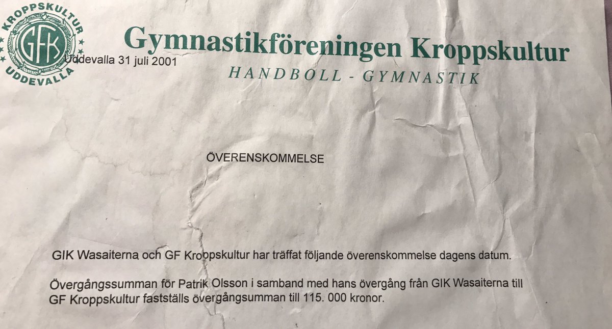 cafelillanhf's tweet photo. 2001, på den tiden man fick några kronor för spelarna när man kunde förhandla...Kropps förhandlare satt i en skinnfåtölj å rökte John Silver https://t.co/kSoQId545l
