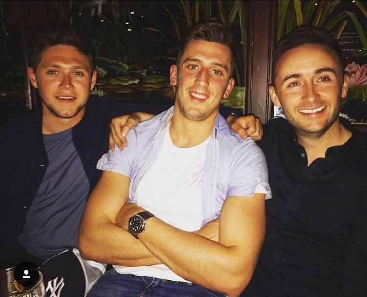 WorldNotes1D's tweet photo. Niall Horan ayer por la noche junto con sus amigos en Londres, UK. #WN1D https://t.co/1O1Ib20bbj