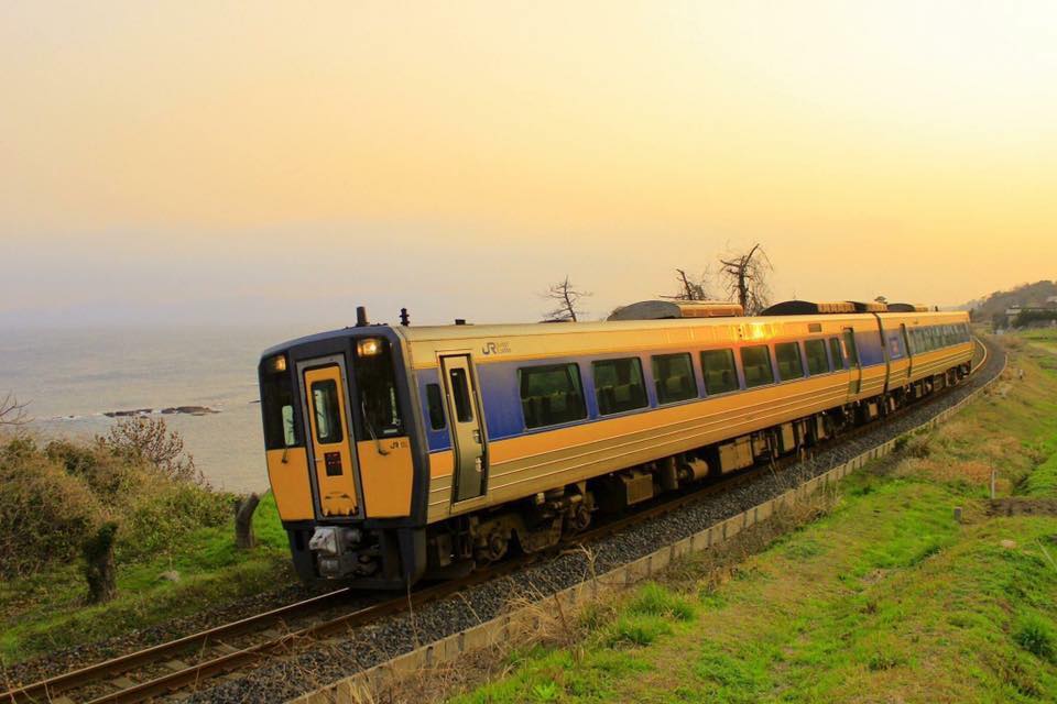 wecelnimo's tweet image. It's Sunday night! Try to chill out and be thankful for what you have. Happy easter to those celebrating! #TrainTwitter