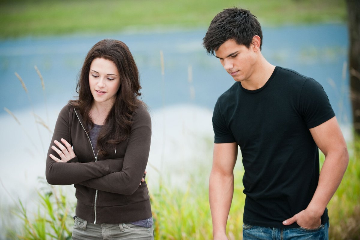 FreeformTV's tweet image. That moment when your best friend is in denial. 🤐 #TwilightEclipse