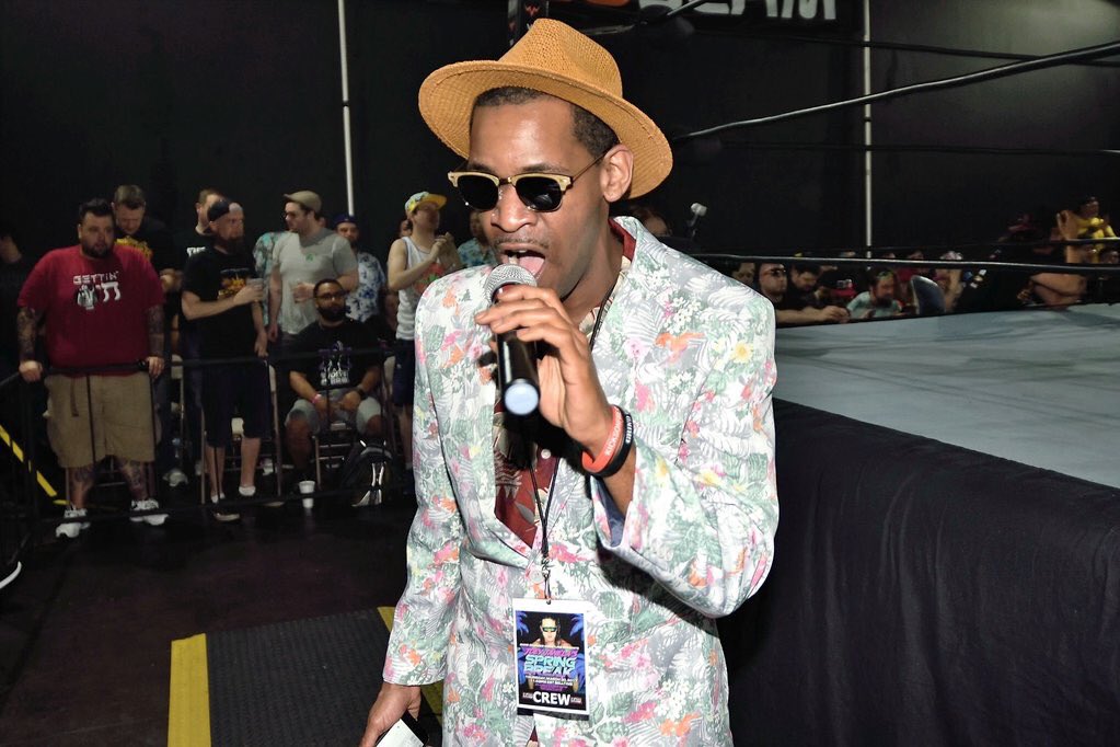 CaribbeanLarryL's tweet photo. Uh master of me element no matta where dee local! S/O for avin mee n charge of dee mic for the first ever #JanelasSpringBreak @GCWrestling_ https://t.co/TLTEJnZXcZ