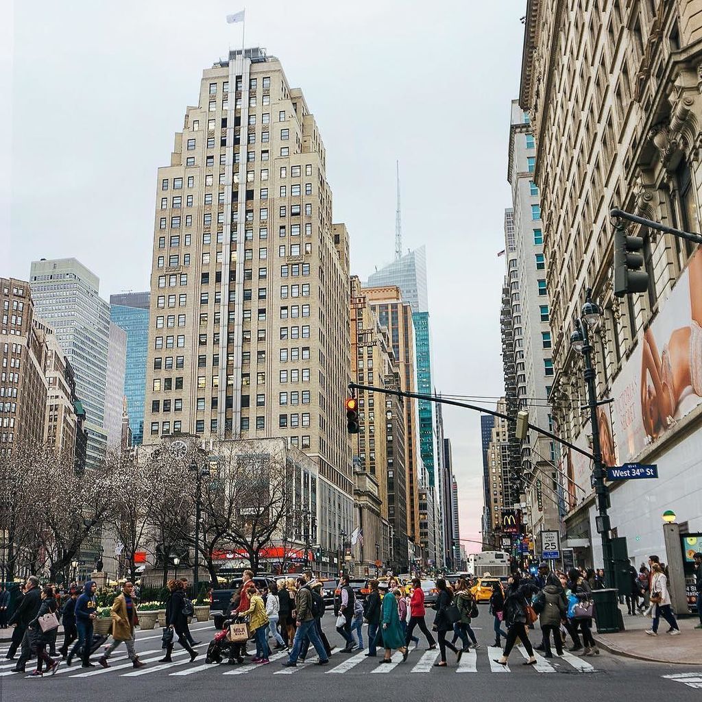 Veeonkuhh's tweet photo. Busy streets. 🚶🚶‍♀️🏃🏻🚶🚶‍♀️
•
•
•
•
•
•
• . . . . . .
 #heraldsquare #streetshared #aov #weekly_feature #createexpl… https://t.co/WSIR9l1wi2 https://t.co/LE0iyB5PLb