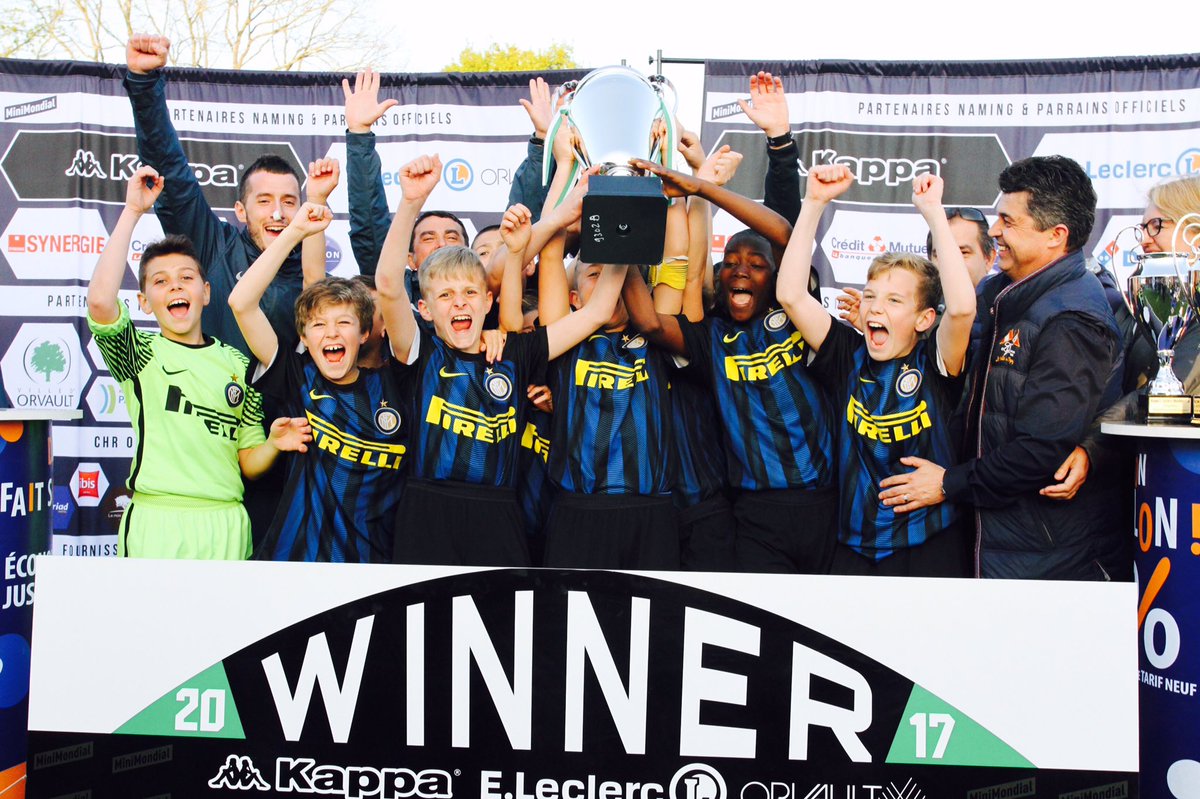 SebArrouet's tweet image. Cette photo est incroyable !
@Inter vainqueur du 19è #MiniMondial #Orvault
Quelle fierté ! Merci à tous ☺️CC @Valrongier28 @TrafalgarPlayer