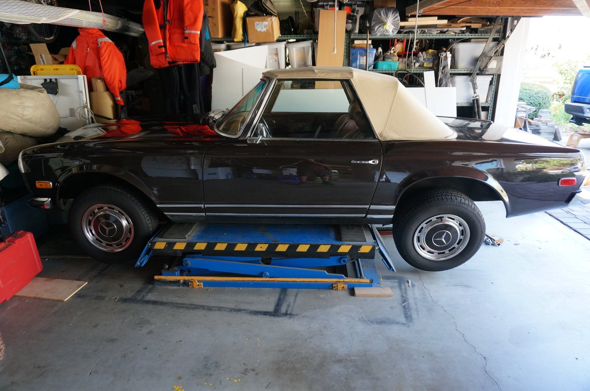 RetroCC's tweet photo. 1971 Mercedes 280 SL in tobacco brown with rare 4-speed manual transmission #BarnFind #280sl #mbclassic #california #280slpagoda #pagoda https://t.co/6xR9F7gMs4