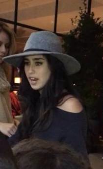 lisaurenj's tweet photo. lauren nasceu pra usar esses tipo de chapéu https://t.co/uUNJIWVU3e