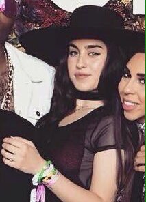 lisaurenj's tweet photo. lauren nasceu pra usar esses tipo de chapéu https://t.co/uUNJIWVU3e