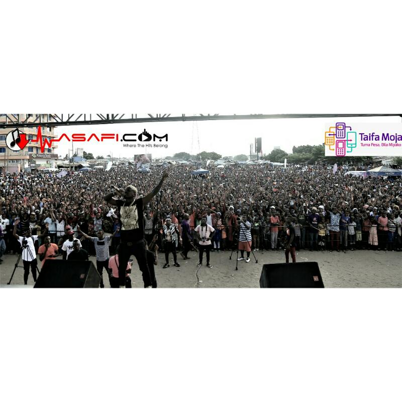 lizerplatnumz's tweet photo. @harmonize_tz alipokuwa na wana Mbagala 
Siku ya leo na walipata kujua faida na jinsi ya kununua nyimbo ndani ya https://t.co/JjMlU8CcJA https://t.co/svVcDU4MFF