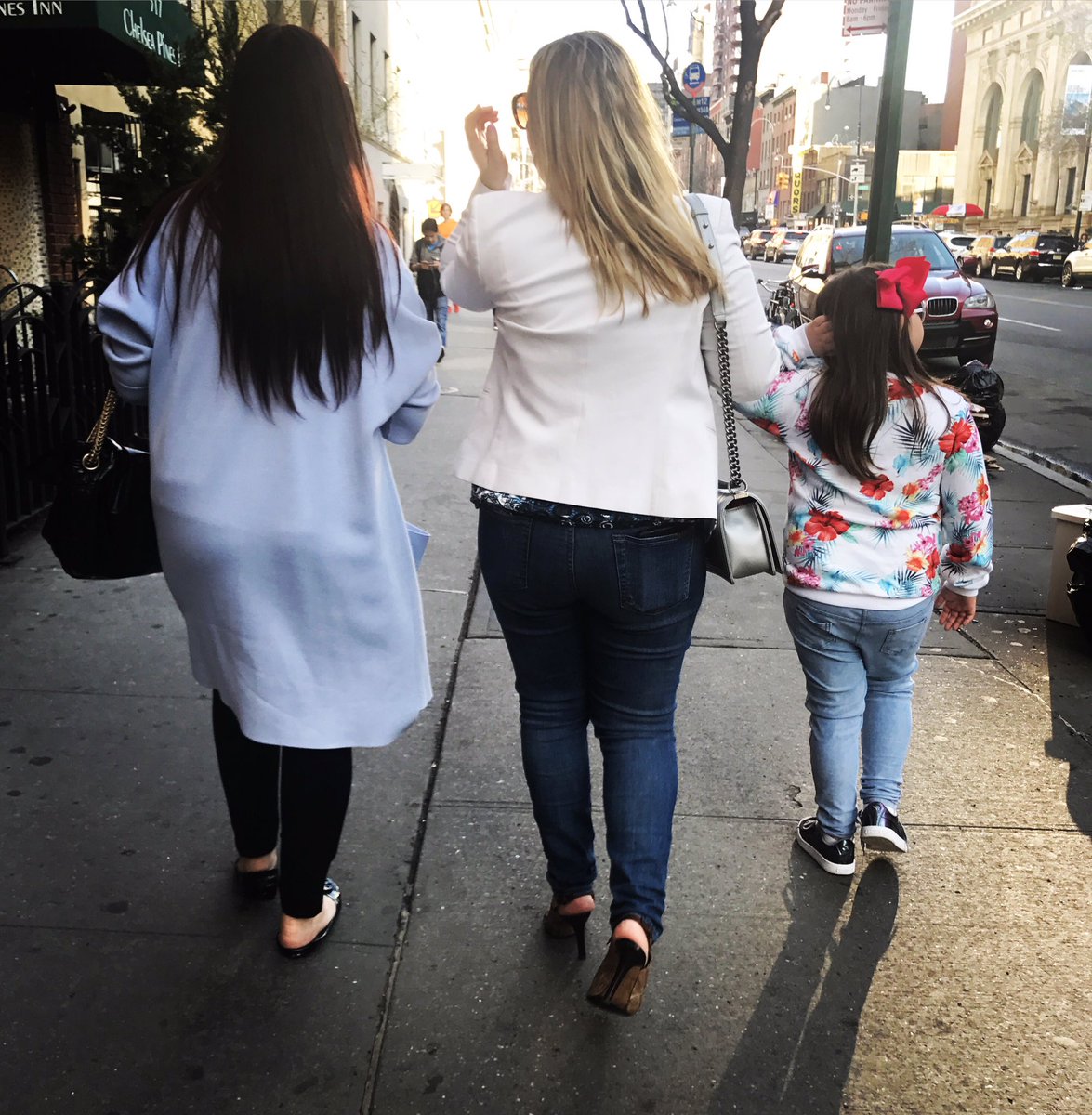 MarkOldman's tweet photo. #Easter, a fine time to put a ribbon in yer hair and #widewalk - #widewalkers https://t.co/XaKsBK1uEy
