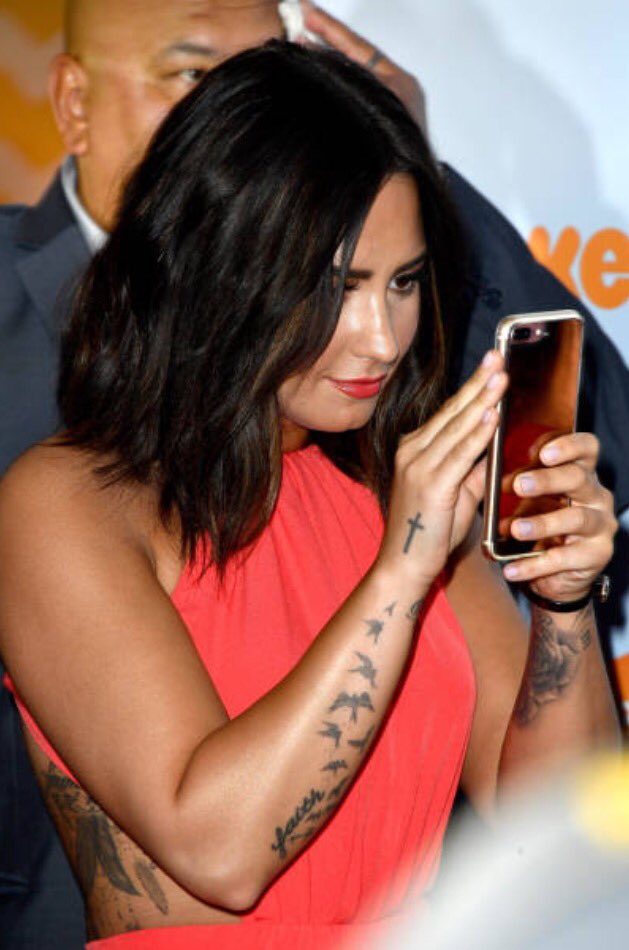LOVATICDCORAZ0N's tweet photo. Demi Lovato is art.
#NoPromisesStreamingParty https://t.co/TsE0icJUxy