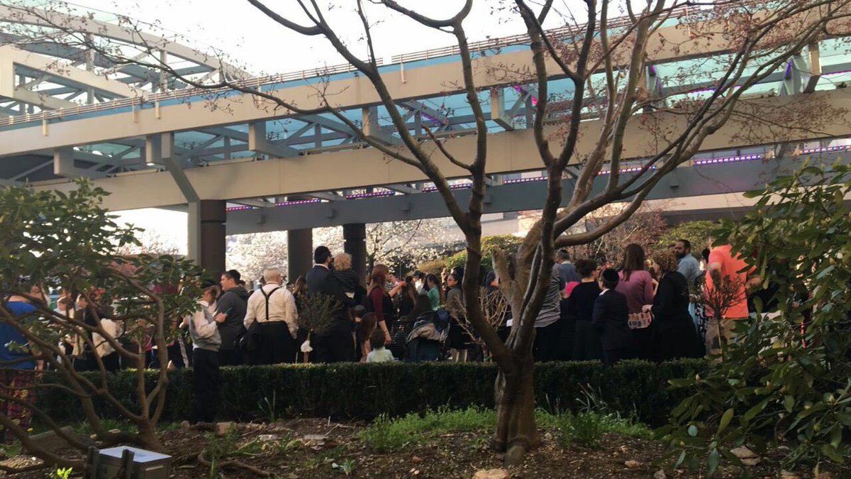 SafetyFirstNYC's tweet image. Not a #CholHamoied Activity -Hotel with 100's of Yidden for Passover in Stamford Connecticut has been evacuated due to a fire. FD &amp;amp; PD o/s.