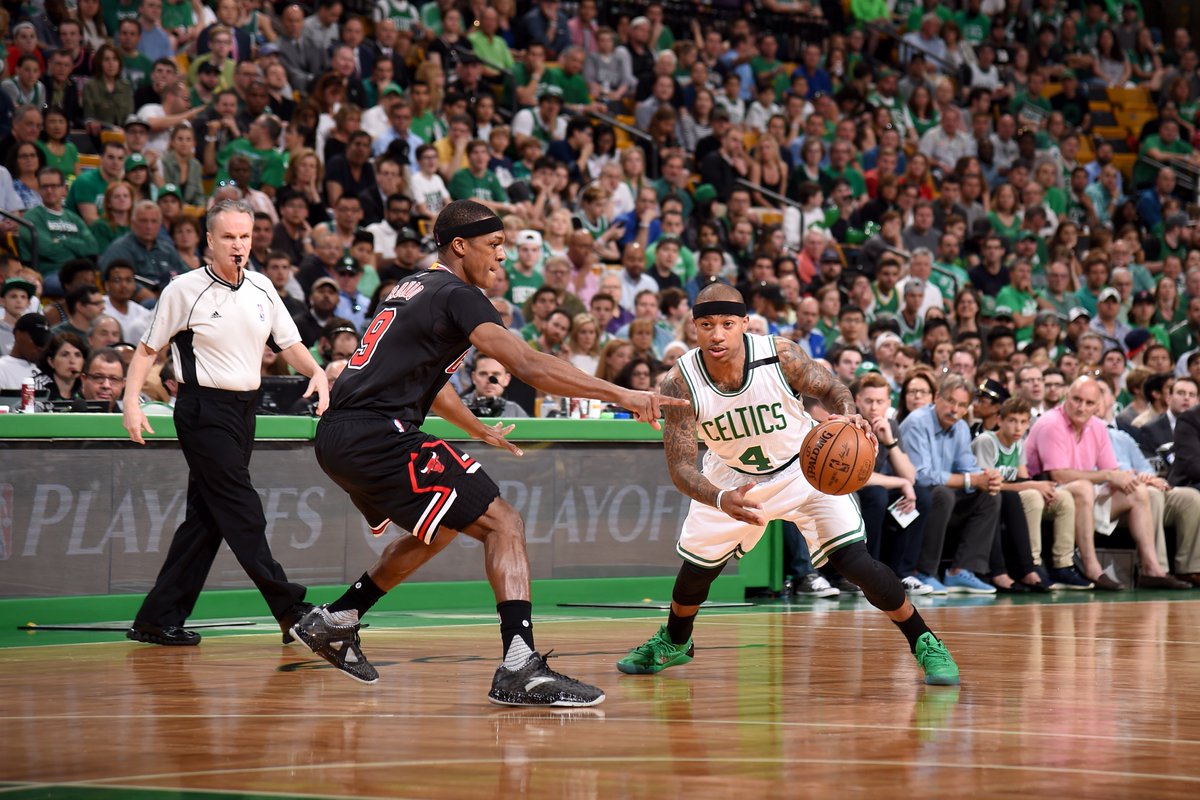 NBA's tweet photo. Isaiah Thomas leads all scorers with 13 points (2/4 3PM).

@celtics lead @chicagobulls 28-23 after 1 on @NBAonTNT. https://t.co/jsUXPAXIdj