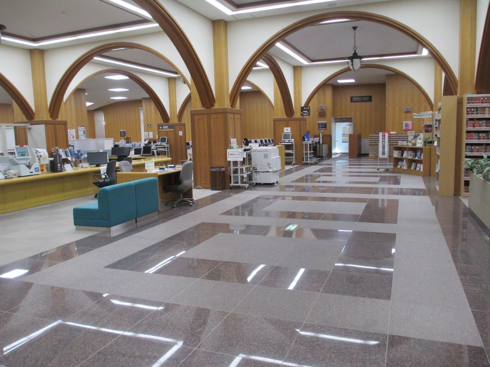 一橋祭新歓17 キャンパス紹介 図書館 西キャンパスにある一橋大学 附属図書館 140年以上の歴史を持ち 約260万冊という国内有数の蔵書数を誇ります 1階には一橋生なら誰でも利用できるパソコンとコピー機 2階には大閲覧室という広い自習室があること