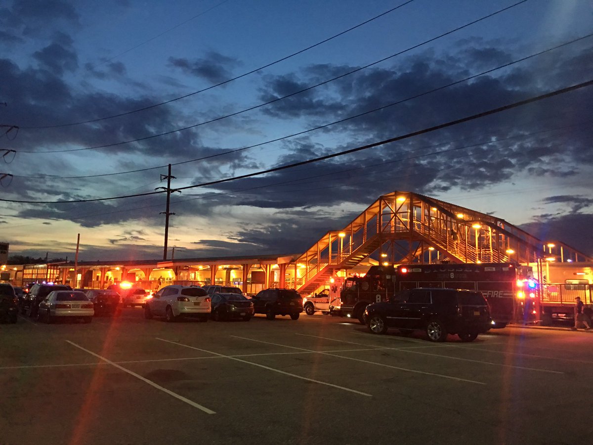 airtrain11's tweet photo. #syosset train derailment. #LIRR on track 2 going to Huntington #RT https://t.co/TomNalkRdx
