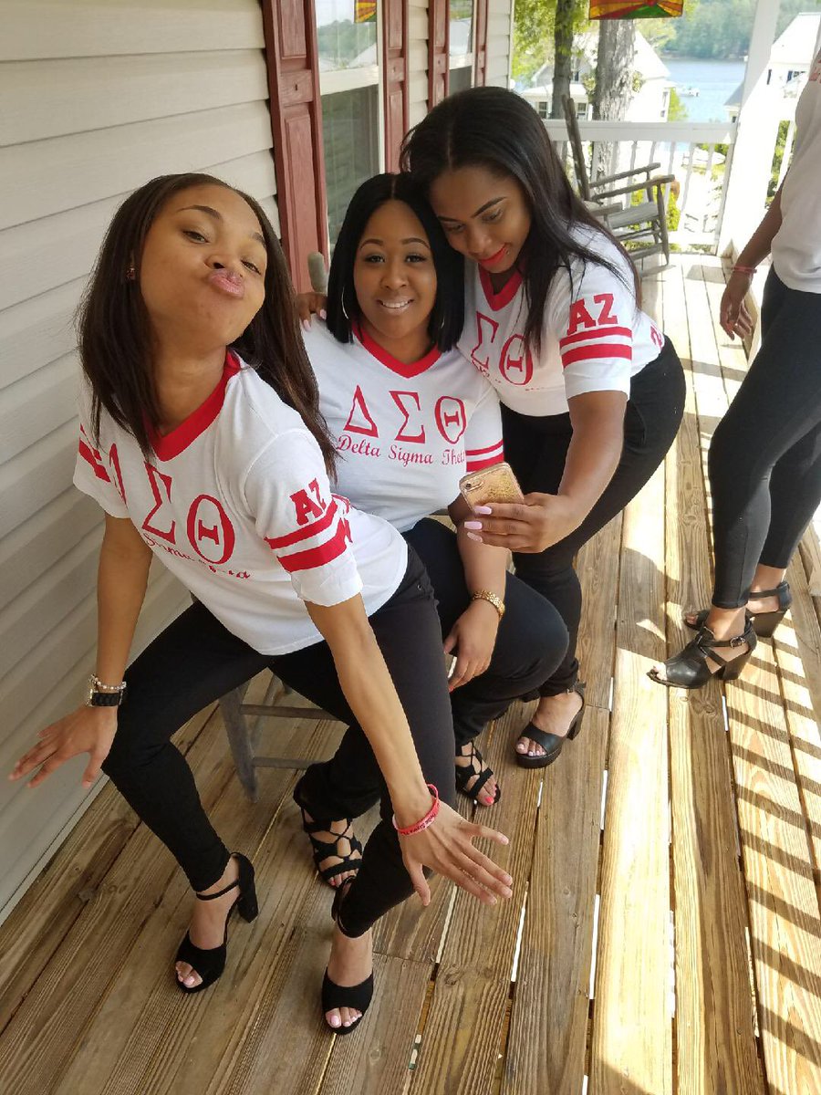 11DivaofCrimson's tweet image. Fella don't make US fancy 🔥😜❤️ #3yearsin #AZFinest #ChestnutBayresort