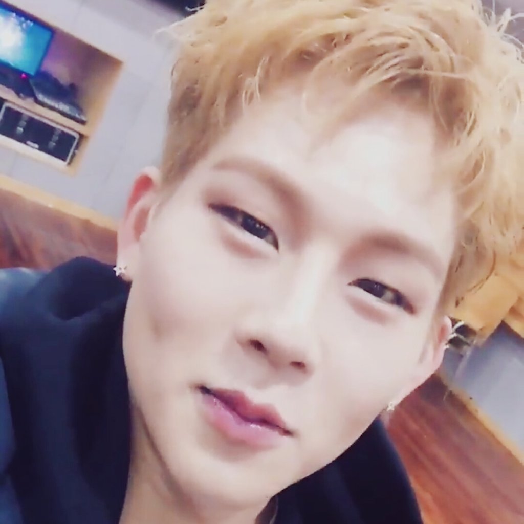 heonymoong's tweet photo. Im 3 days too late for #MonbebeSelcaDay ๐ธ๐
so how 'bout we do a throwback to when I was blonde just like ์ฃผhoney today?
#700DaysWithMonstaX https://t.co/fNLfeo1iDn