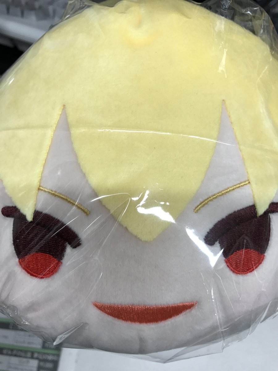 K Books Game館 در توییتر ギル様の偉大さが具現化したのか もちもちマスコットm Fate Stay Night Unlimited Blade Works よりギルガメッシュ君臨されました 5cmサイズの缶バッジと比較するとその大きさがわかりますね ギル様を抱きしめたいそこのあなたに是非