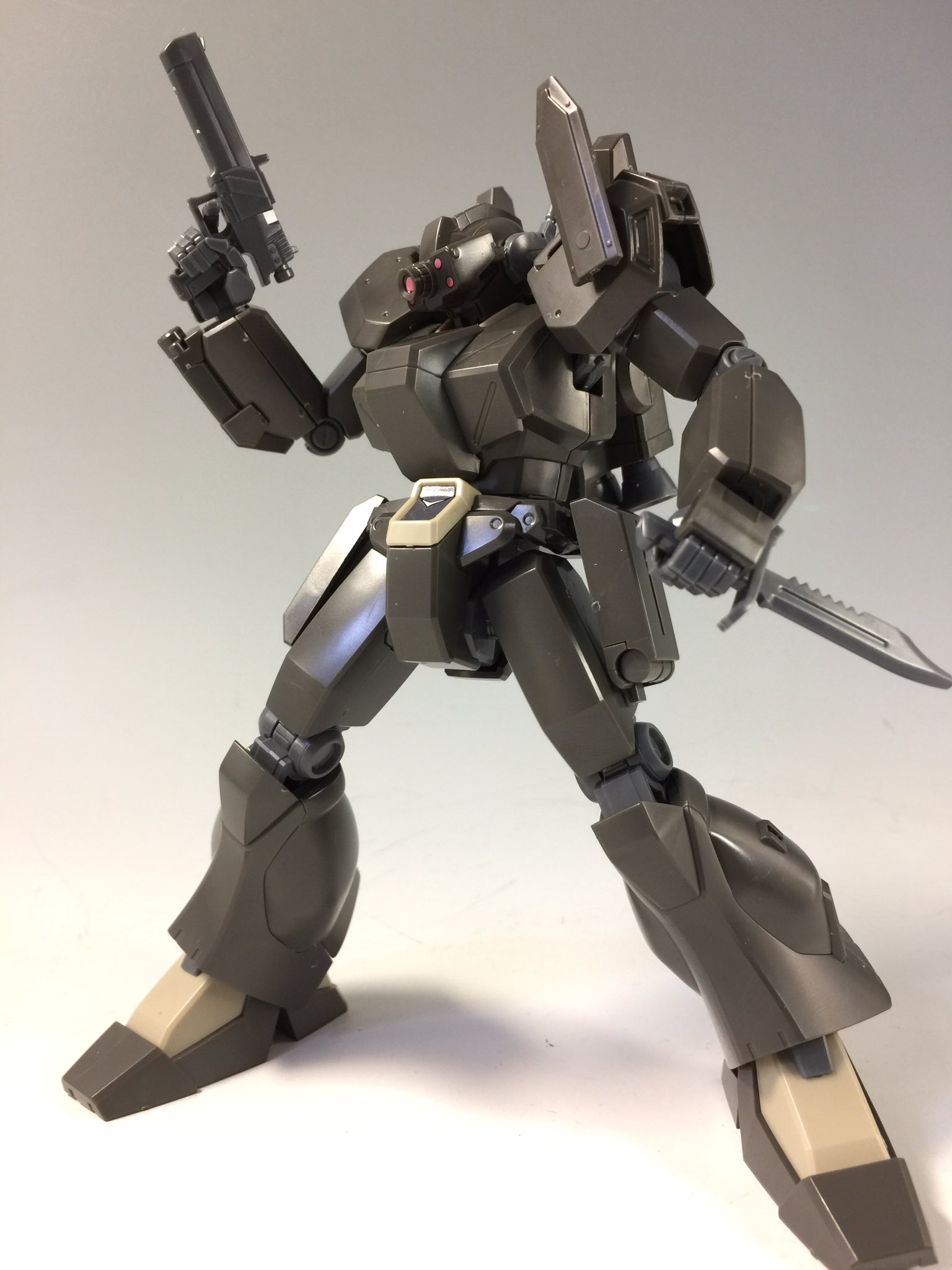 Twitter 上的 デンデロ Hguc ジェガン エコーズ仕様 コンロイ機 ハンドガンやナイフ以外にもビームライフル バズーカ シールド他余剰パーツが付属 バイザーのパーツは下がってる時と通常時の2パターン付属 T Co Eab1vcor9x Twitter