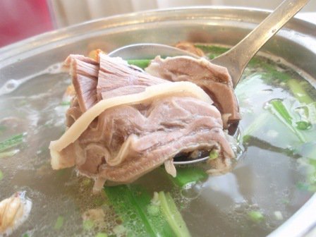 酒徒 しゅと 貴州の花江狗肉は 僕が知る限り 最も気品溢れる犬肉鍋だ 香辛料と共に煮込んでから薄切りした犬 の三枚肉を その茹で汁に様々な香辛料を加えた薬膳スープで改めて煮て食べる 犬肉本来の味わいが最も活きる あっさりと優しい味わい