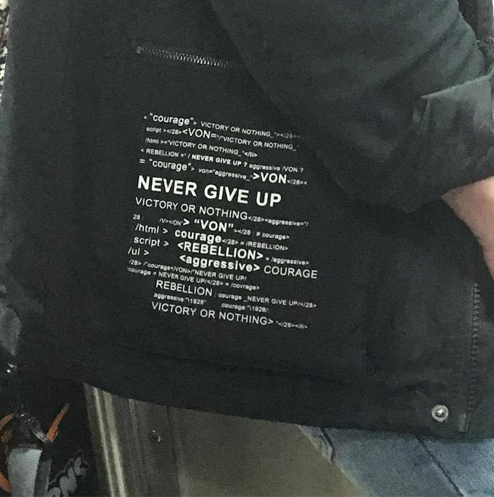 tshirtsbeijing's tweet photo. HTML code of my soul spotted on #Line6 #tshirtsofbeijing https://t.co/hGUzSfTk0E