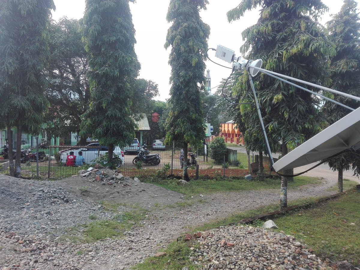 Internet desa  dimanfaatkan oleh puskemas dan sekolah yg tepat berada di samping kantor desa @BP3TIKominfo <a href="/KemenkesRI/">Kementerian Kesehatan RI</a> @Itjen_Kemdikbud