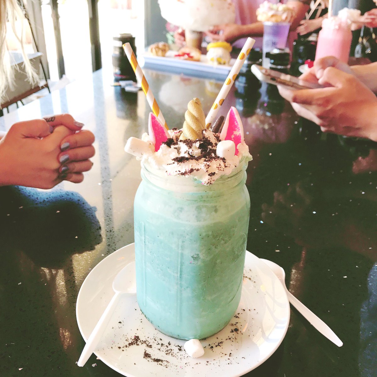 StephaanieAlexx's tweet photo. I drank the magic from a Unicorn today 🦄🌈 #CakedLa #Unicorns ✨ https://t.co/2f8G4HpUeY