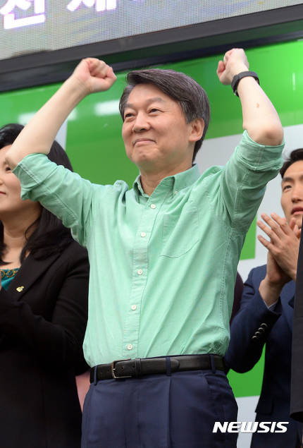 안철수 "계파패권, 국민 분열시켜 자기 이익 취해"
v.media.daum.net/v/201704170913…
"미래를 여는 50대 젊은 대통령이 되겠다"
고 발언, 만 64세인 문 후보를 재차 겨냥했
다.#구태패권청산 #젊은50대대통령 #안철수