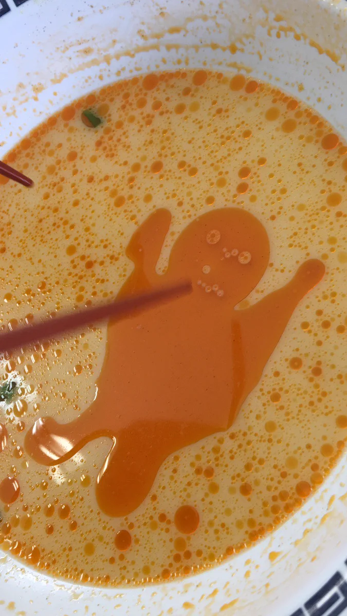 これが本当の油絵wラーメンに浮く油でスープにお絵かきしてみたwww